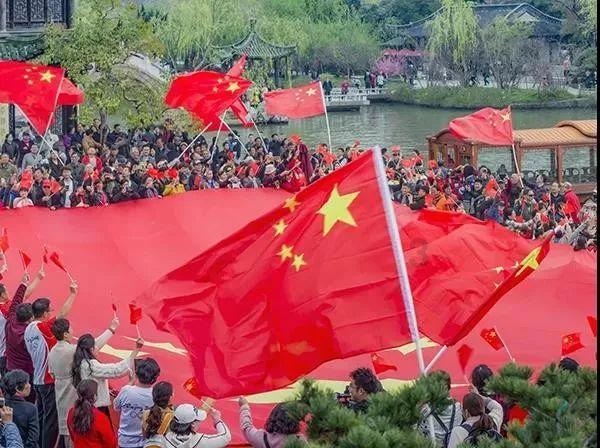 远亲不如近邻！男童独自在家引发火灾邻居撬门救人